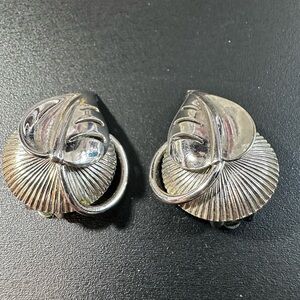 266- CORO Silver Vtge Clip-On Earrings with leaf design